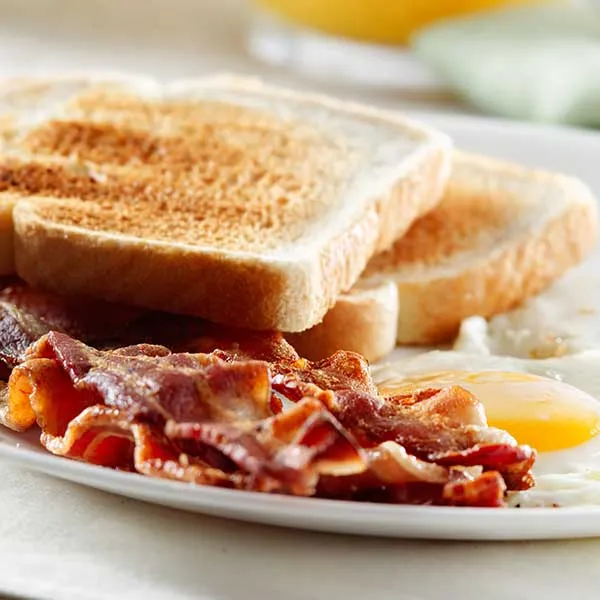 Toast, bacon and eggs